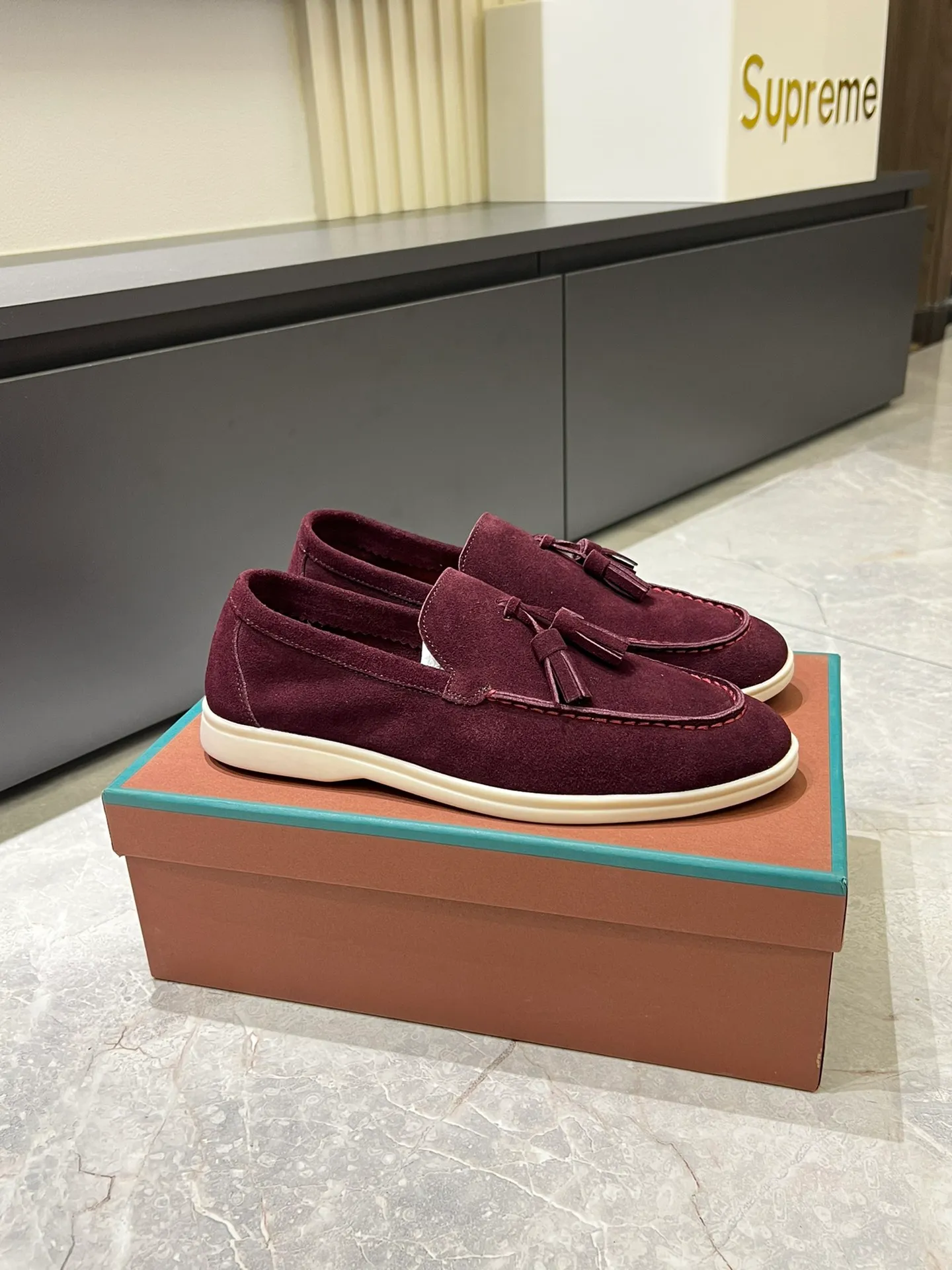 Men's shoes 💰p360 "Loro men's shoes 💰pian'*" Classic L men's shoes for couples 💰p Top version British flat loafers, a must-have item in old money style, the minimalist design is eye-catching and durable, a plus point for dressing The soft foot feel and texture are outstanding. They don’t scratch your feet and are very nice. They are matched with soft and waxy soles. They can be worn daily for a long time without getting tired. They are easy to wear, versatile and classic items, with perfect foot feel and texture! Imported cashmere fabric, the lining is made of imported A-grade water-dyed cow lining, the top version of the genuine leather midsole is sewn with pure handmade mark thread! Size: Female 35-40 (34. Customized) Male 38-44 (45.46. Customized)